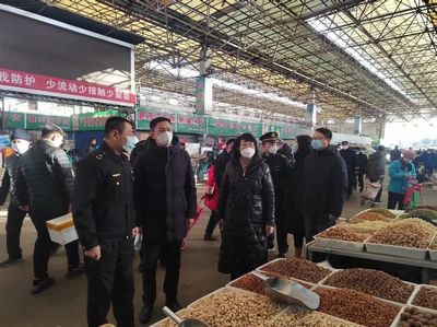 青島市市場監(jiān)管局副局長李杰赴李滄區(qū)開展節(jié)日市場食品安全專項督導(dǎo)，聚焦食用農(nóng)產(chǎn)品批發(fā)環(huán)節(jié)
